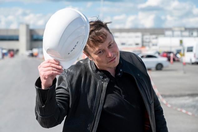 (Elon Musk visita il sito in Germania dove sorger\\u00E0 il suo nuovo stabilimento. Foto AP)