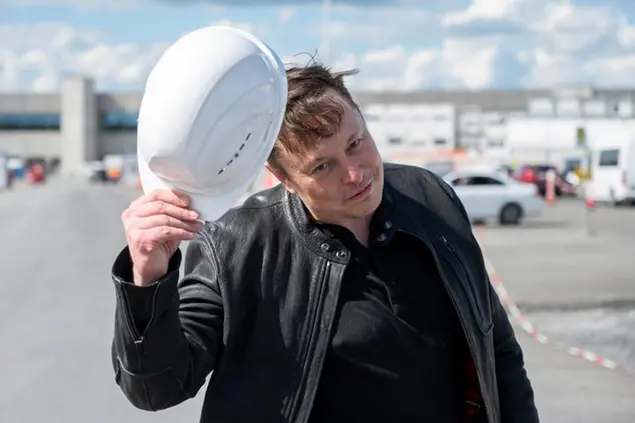 (Elon Musk visita il sito in Germania dove sorgerà il suo nuovo stabilimento. Foto AP)