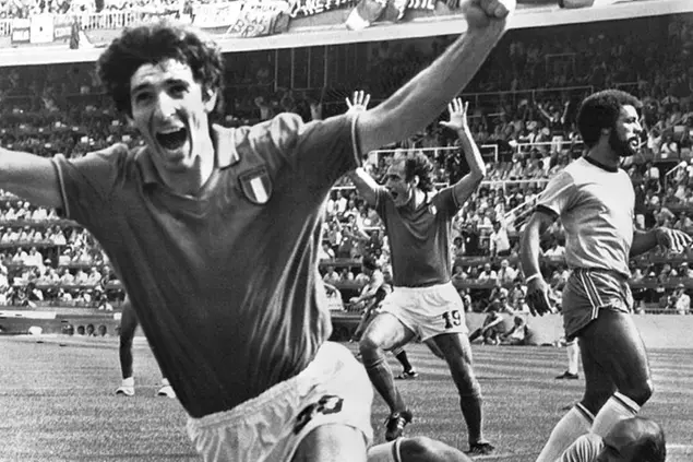 L'esultanza di Paolo Rossi, dopo il secondo gol contro il Brasile nel mondiale del 1982\\u00A0(AP Photo/File)
