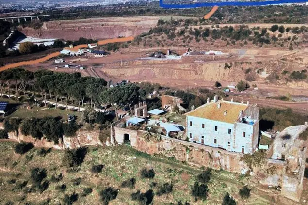 Dove c’è la cava è prevista la discarica mentre poco distante c’è la villa di Adriano, sito patrimonio dell’Unesco\\u00A0foto comitati