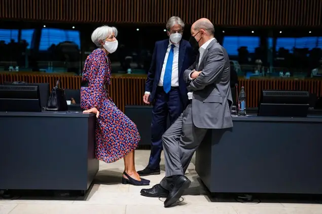 (Lagarde, Gentiloni e Scholz. Foto AP)