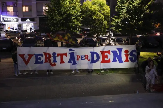 Uno striscione per Denis Bergamini dopo la sentenza della Corte che ha condannato Isabella Internò a 16 anni di reclusione (Foto Ansa)