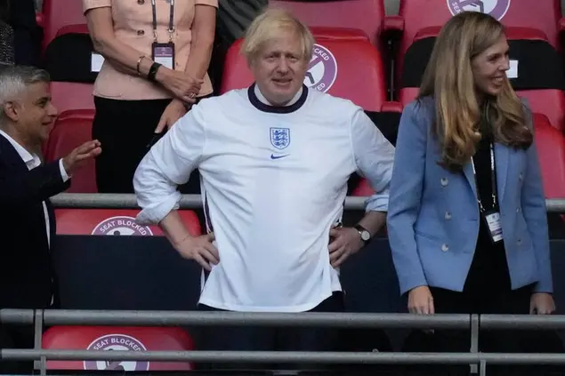 Boris Johnson durante una partita degli Europei (Copyright 2021 The Associated Press. All rights reserved)