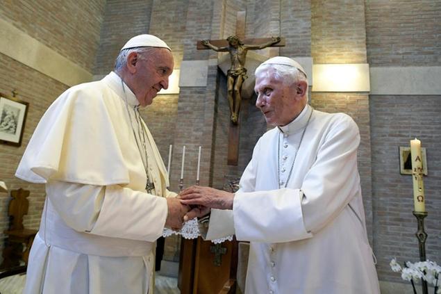 Papa Francesco e Papa Emerito Benedetto XVI (AP)