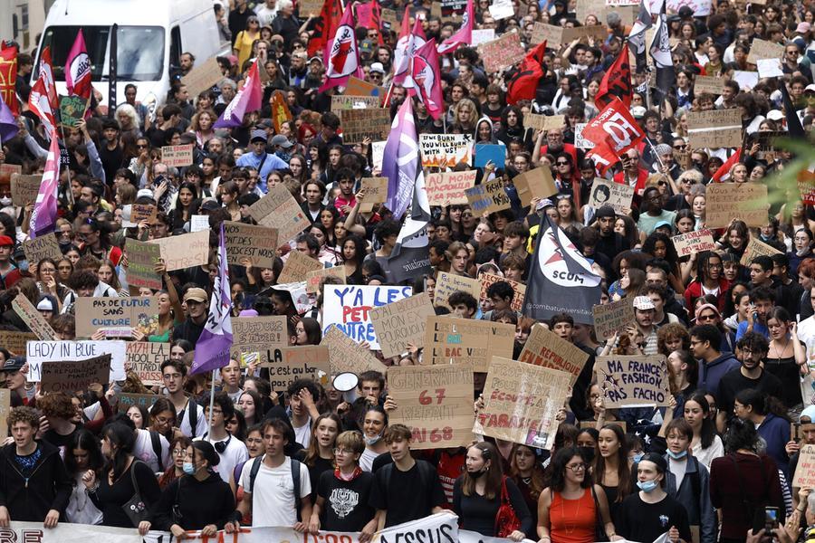 Le proteste in Francia e Spagna: a scuola le contraddizioni sociali sono più evidenti