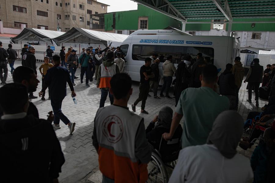 Riapre il valico di Rafah: i primi feriti arrivano in Egitto, ma sono troppo pochi