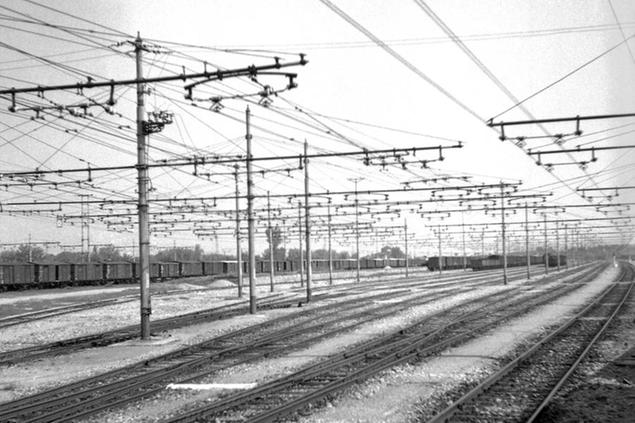 \\u00A9 Silvio Durante / LAPRESSE Luglio 1952 Archivio Storico Binari ferrovia Nella foto: Incroci di binari della ferrovia Neg. 28440