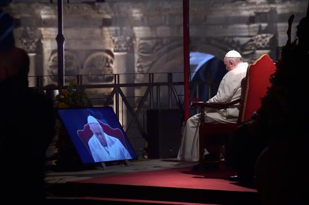 Papa Francesco durante la Via Crucis al Colosseo venerd\\u00EC\\u00A0(Foto Stefano Spaziani/picture-alliance/dpa/AP Images)