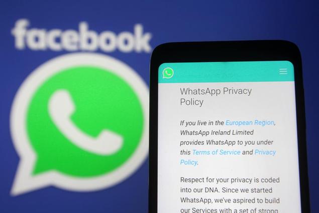 Nel gennaio 2021 WhatsApp ha annunciato una nuova politica sulla privacy che consentirebbe a WhatsApp di condividere i dati con Facebook, anche se l'azienda smentisce. Gli utenti dovranno accettare le nuove norme entro l'8 febbraio 2021, diversamente non potrano pi\\u00C3\\u00B9 utilizzare l'applicazione.