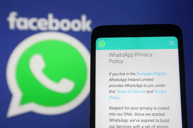 Nel gennaio 2021 WhatsApp ha annunciato una nuova politica sulla privacy che consentirebbe a WhatsApp di condividere i dati con Facebook, anche se l'azienda smentisce. Gli utenti dovranno accettare le nuove norme entro l'8 febbraio 2021, diversamente non potrano piÃ¹ utilizzare l'applicazione.