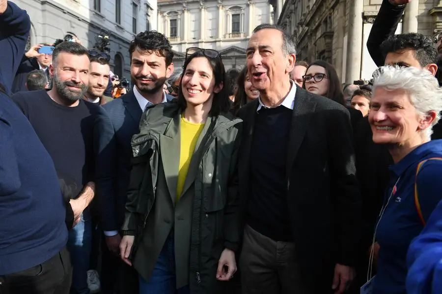 Il segretario del Pd Elly Schlein (S) con il sindaco di Milano Giuseppe Sala al presidio e flashmob: Giu' le mani dai nostri figli e dalle nostre figlie, organizzato da Arcigay, Famiglie arcobaleno e i Sentinelli, in piazza della Scala a Milano, 18 Marzo 2023. ANSA / MATTEO BAZZI