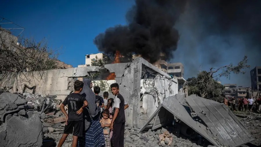 Bambini e adulti soffrono per caldo e mancanza di acqua a Gaza, con tende e teloni che aumentano la sofferenza