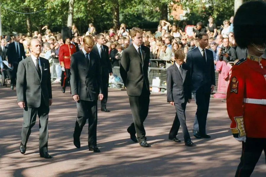 Il principe Filippo, William, il fratello di Diana, Harry e il principe Carlo seguono il feretro della principessa Diana durante il funerale (Foto LaPresse)
