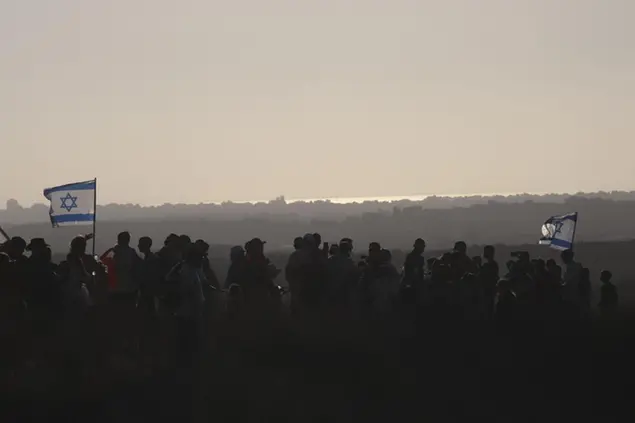 I coloni israeliani marciano per chiedere il ritorno di insediamenti a Gaza