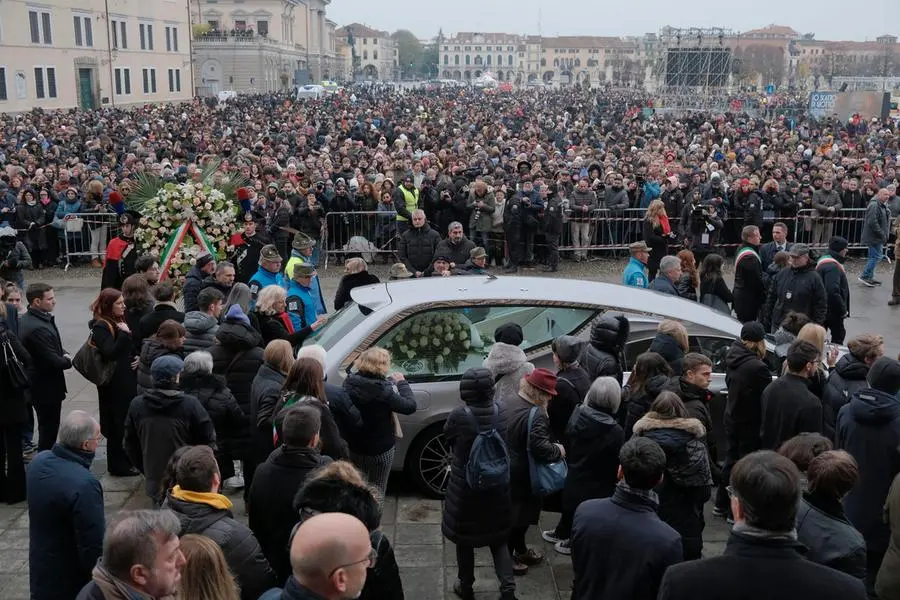 La bara di Giulia Cecchettin durante i funerali della ragazza nella Basilica di Santa Giustina a Padova, 5 dicembre 2023 (Ansa/Nicola Fossella)
