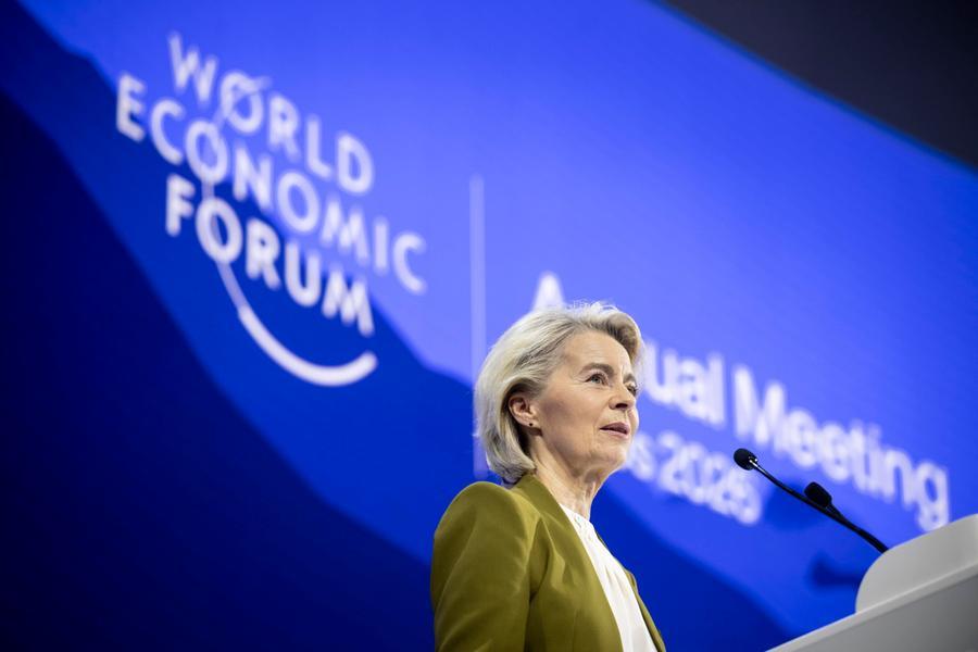 Von der Leyen a Davos insiste sul «dialogo» con «gli amici Usa». E offre un «pacchetto artico»