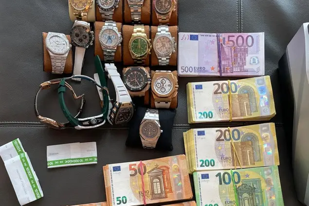 Banconote e orologi di lusso sequestrati nel corso dell'operazione