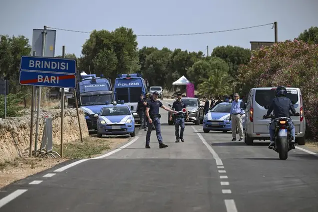 Controlli di polizia e carabinieri all'ingresso di Borgo Egnazia (Brindisi) dove si terrà il G7