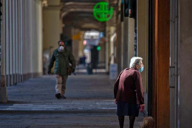 22/04/2020 Torino, emergenza Coronavirus, nella foto un anziana indossa la mascherina sotto i portici di via Po