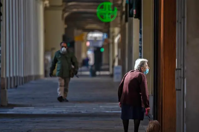 22/04/2020 Torino, emergenza Coronavirus, nella foto un anziana indossa la mascherina sotto i portici di via Po