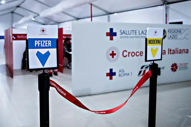 30/12/2021 Roma, somministrazioni in notturna al centro vaccinale della Croce Rossa, presso hub della stazione Termini