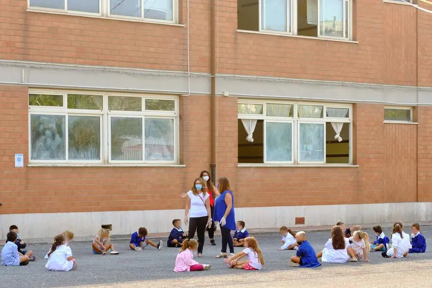 Foto Mauro Scrobogna /LaPresse 15-09-2020 Roma , Italia Cronaca Scuola - carenza insegnanti sostegno Nella foto: bambini durante la pausa di ricreazione nel cortile dell’Istituto scolastico Pio La Torre a in via di Torrevecchia dove ieri un alunno autistico è stato rimandato a casa per mancanza di insegnanti di sostegno Photo Mauro Scrobogna /LaPresse September 15, 2020\\u00A0 Rome, Italy News School - teacher support shortage In the photo: children during the break in the courtyard of the Pio La Torre school in via di Torrevecchia where yesterday an autistic pupil was sent home due to lack of support teachers