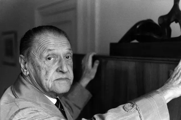 William Somerset Maugham (1874-1965) romancier et dramaturge anglais, dans son appartement prive au Dorchester Hotel a Londres en fevrier 1954 --- William Somerset Maugham (1874-1965) english writer, here at Dorchester Hotel, London, february 1954