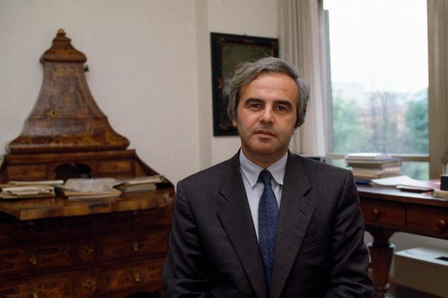 \\u00A9girella/lapresse archivio storico interni Milano anni '90 Mario Chiesa nella foto: Mario Chiesa nel suo ufficio