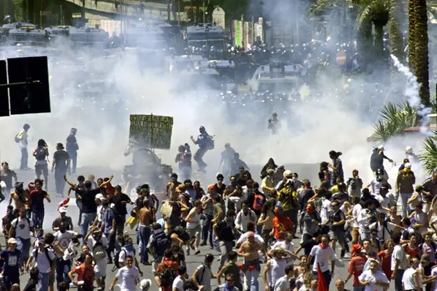 (Genova, 21 luglio 2001. Foto AP)