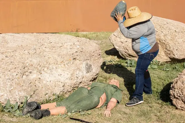 Debi Cornwall, \\\"Aggressive Alien Scenario\\\", tratta da \\\"Model Citizens\\\". © Debi Cornwall 2022