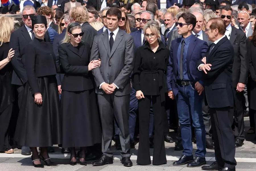 La famiglia Berlusconi contro il sessismo di Vannacci: è quasi una barzelletta