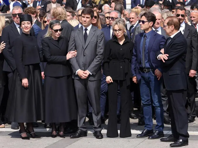 La famiglia Berlusconi contro il sessismo di Vannacci: è quasi una barzelletta