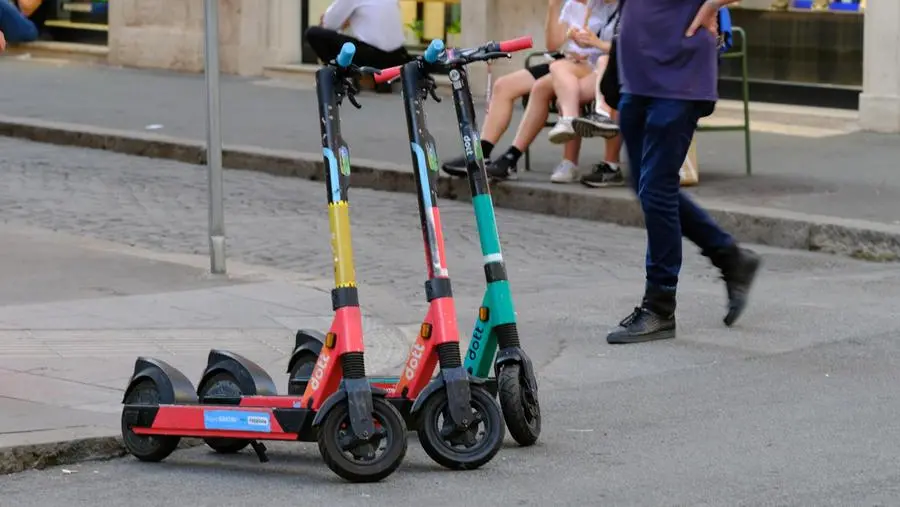 New Highway Code, helmet and insurance for scooters. Assosharing: «Inapplicable rules»