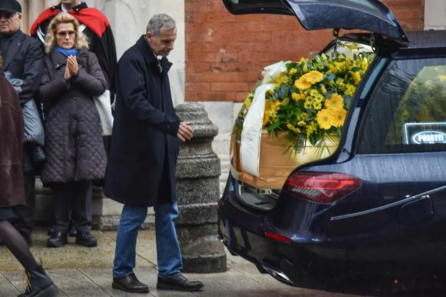 Il figlio di Ornella Vanoni, Cristiano Ardenzi al funerale della cantante nella chiesa di San Marco Milano (FOTO ANSA)