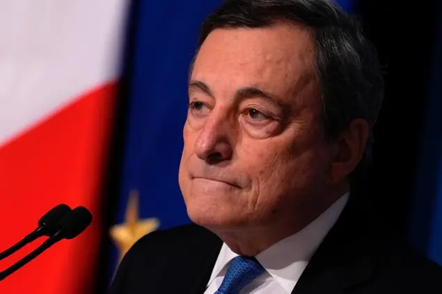 (Mario Draghi durante la conferenza stampa di fine anno. Foto LaPresse)