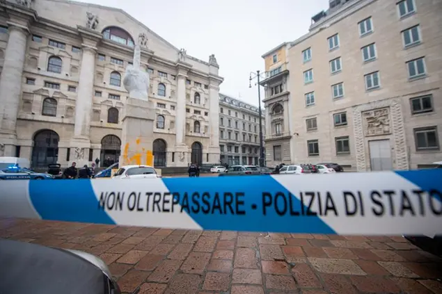 Foto Claudio Furlan/LaPresse 15 - 01 - 2023 Milano , Italia - Cronaca - Azione del movimento ambientalista Ultima generazione, imbrattato il dito di Catellan in Piazza Affari Photo Claudio Furlan/LaPresse 15 - 01 - 2023 Milan , Italy - News - Action of the environmental movement Last generation, Catellan's finger smeared in Piazza Affari