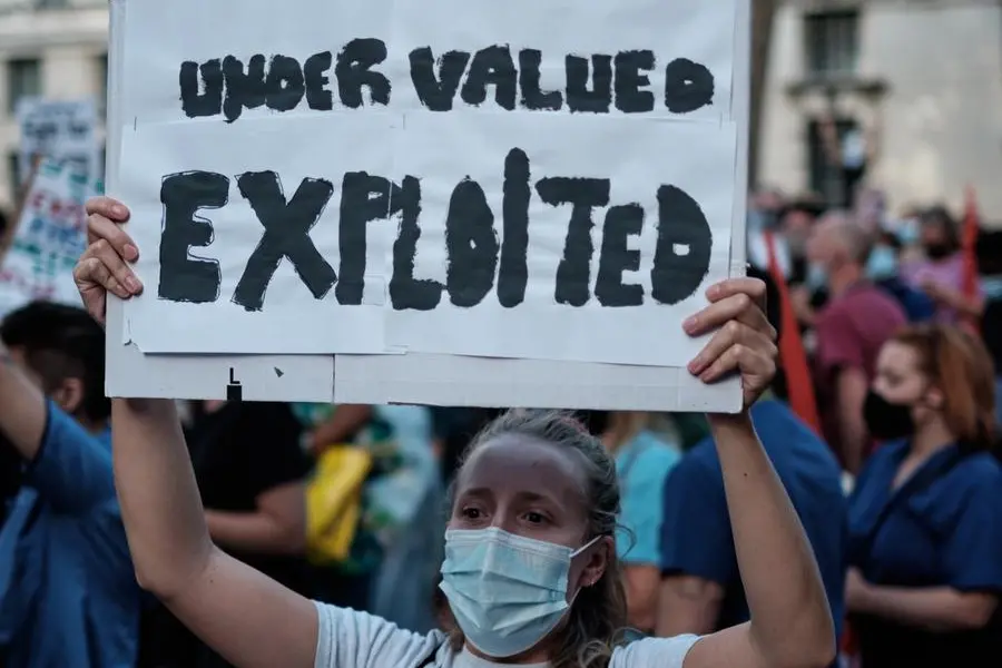 (“Iperlavoro, sono sottopagata. Sono sfruttata”, dice il cartello di questa lavoratrice.\\u00A0Foto Unsplash)