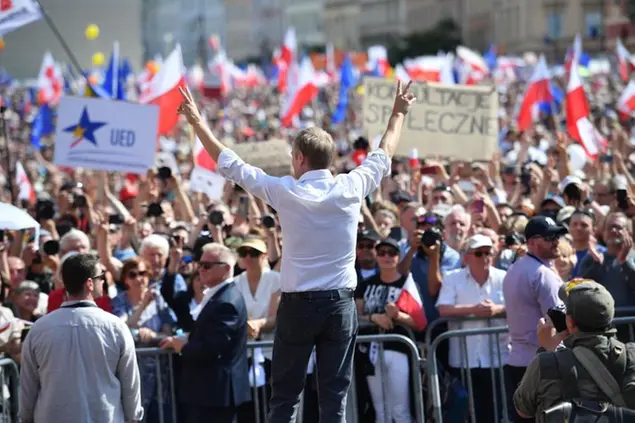 (Tusk davanti alla piazza del 4 giugno a Varsavia. Foto\\u00A0Platforma Obywatelska / Twitter)