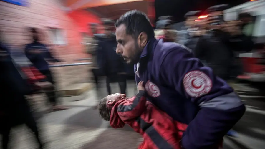 Dopo l’annuncio dell’accordo l’Idf ha bombardato Gaza: decine di morti. Slitta la riunione del gabinetto israeliano per la ratifica