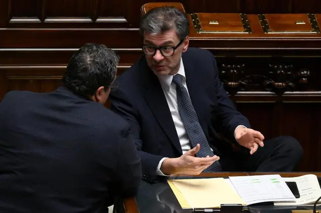 Il ministro dell'Economia Giancarlo Giorgetti con il sottosegretario Claudio Durigon