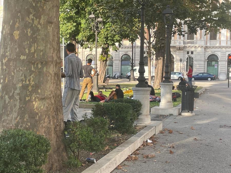 Reti solidali e migranti a Trieste vittime di odio politico e abbandono. Piazza della Libertà in allarme