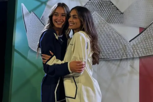 Miss Italia 2024, Ofelia Passaponti (a destra) con l'altra finalista Matilde Gonfiantini (credits: Instagram/Ofelia Passaponti)