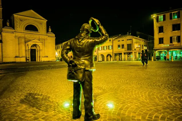 12/02/2022 Brescello, il paese dove sono stati ambientati i film di Don Camillo e Peppone. Nella foto: la piazza con la statua di Peppone
