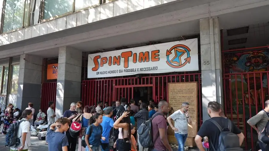 Occupanti dello Spin Time in strada dopo incendio, chiedono solidarietà e sgombero