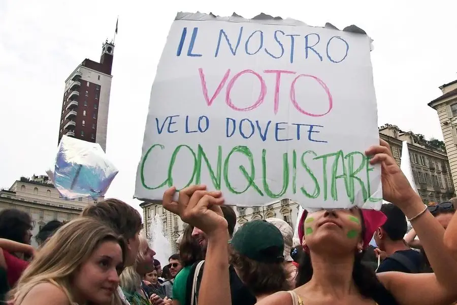 29/07/2022 Torino (To). A conclusione del Climate Social Camp e del Meeting Europeo di Fridays For Future I partecipanti hanno sfilato per le vie di Torino. Circa un migliaio di attivisti e attiviste provenienti da tutta Europa hanno aderito alla manifestazione.