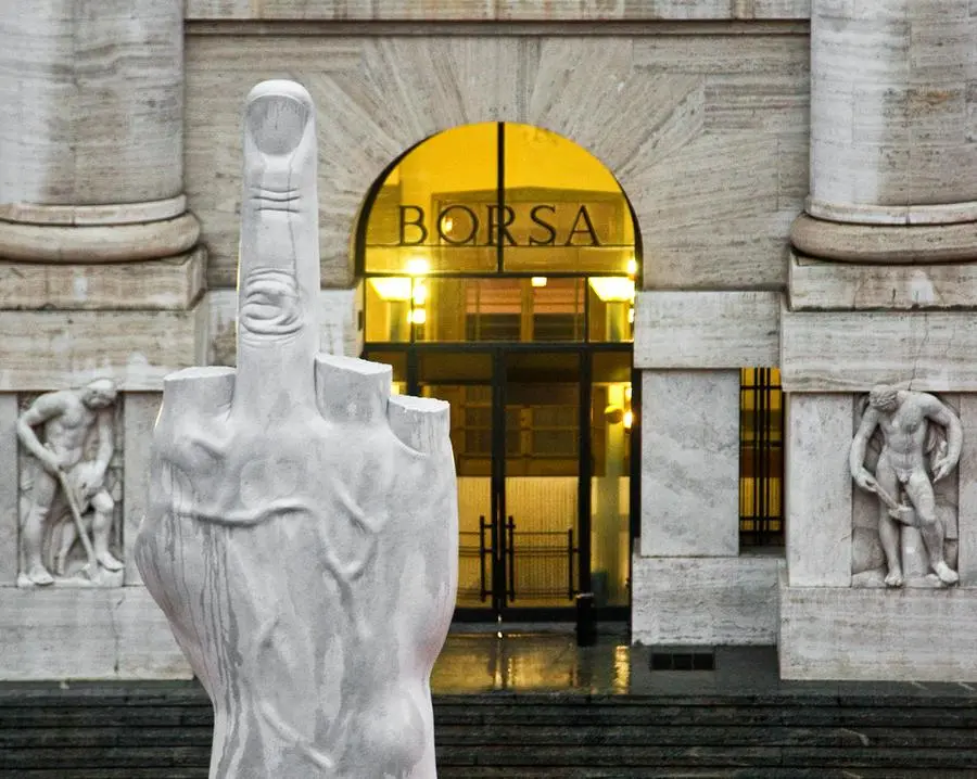 Maurizio Cattelan, L.O.V.E, 2010 (particolare), 2010, marmo di Carrara. Veduta dell’installazione, piazza Affari, Milano. Courtesy Archivio Maurizio Cattelan. Foto Zeno Zotti