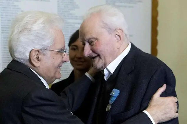 (Il presidente Sergio Mattarella con il comandante Diavolo, Germano Nicolini)
