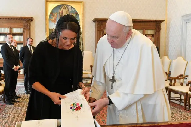 (La presidente Novak consegna a Bergoglio il suo regalo. Sui social si \\u00E8 fotografata anche mentre aiuta a ricamarlo.\\u00A0Foto Pres.ungh.)