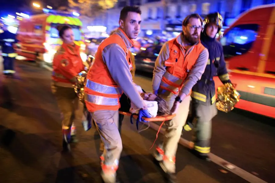 Il viaggio di Emmanuel Carrère nell'orrore della strage del Bataclan