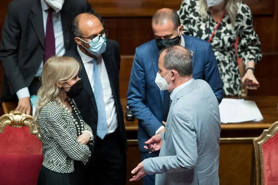 Al senato, capannello fra il renziano Davide Faraone e i leghisti Roberto Calderoli e\\u00A0Massimiliano Romeo Foto LaPresse